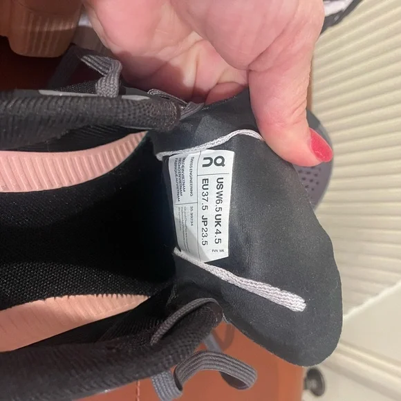 On Running Women's Cloudswift Black, Gray with Rose Accent size 6 - Picture 7 of 8